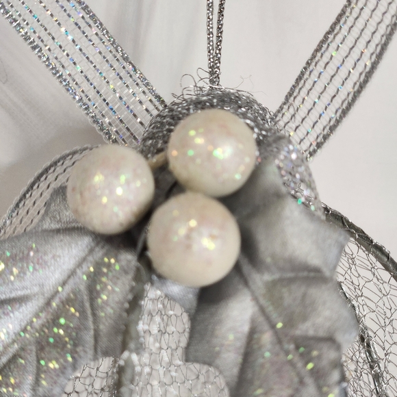 A RED AND WHITE ORNAMENT COLLECTION WITH A GOLDEN LIGHT UP STAR - Picture 3 of 11